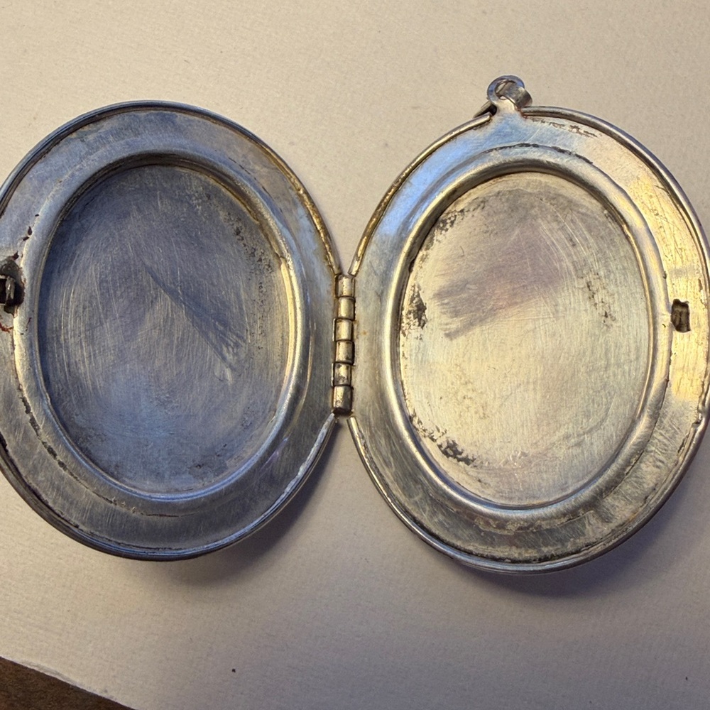 VINTAGE Art Deco MODERNIST CIRCULAR MOTIF LARGE SILVER LOCKET - Picture 3 of 4